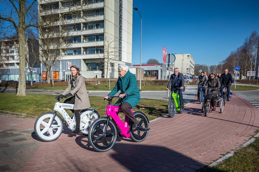 Minister Hanke Bruins Slot op de biobased fiets